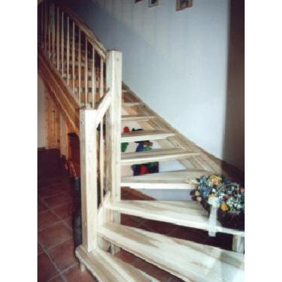 Eingestemmte Wangentreppe  1/4 gewendelt mit Blockstufe und  aufgesattelten Stufen  im Antrittsbereich  Holzart: Esche